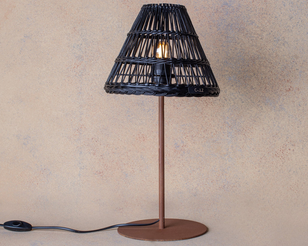 Lámpara Sobremesa Recta Chica Óxido Piramide Mimbre Negro