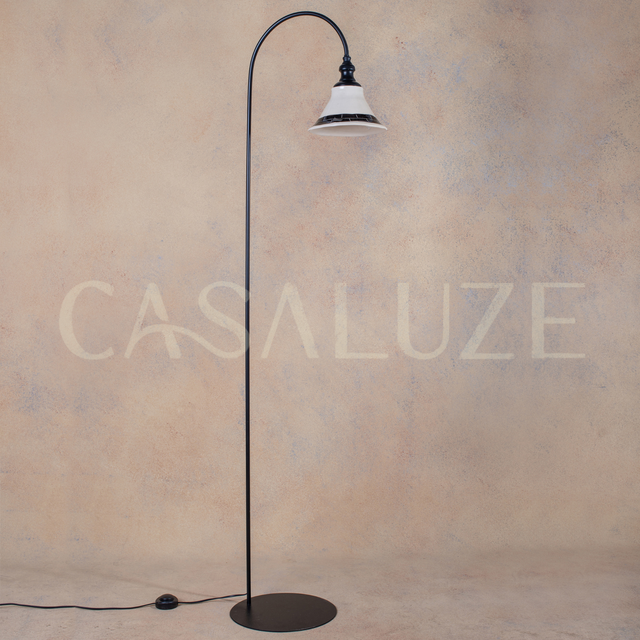 Lámpara de Pie Curva Engobe Mariana