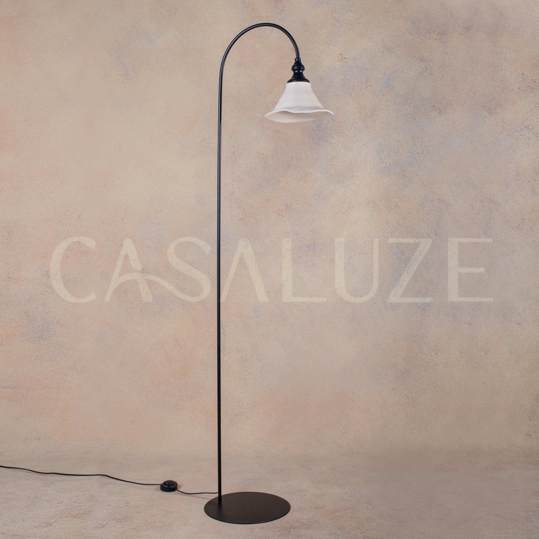 Lámpara de Pie Curva Engobe Mariana