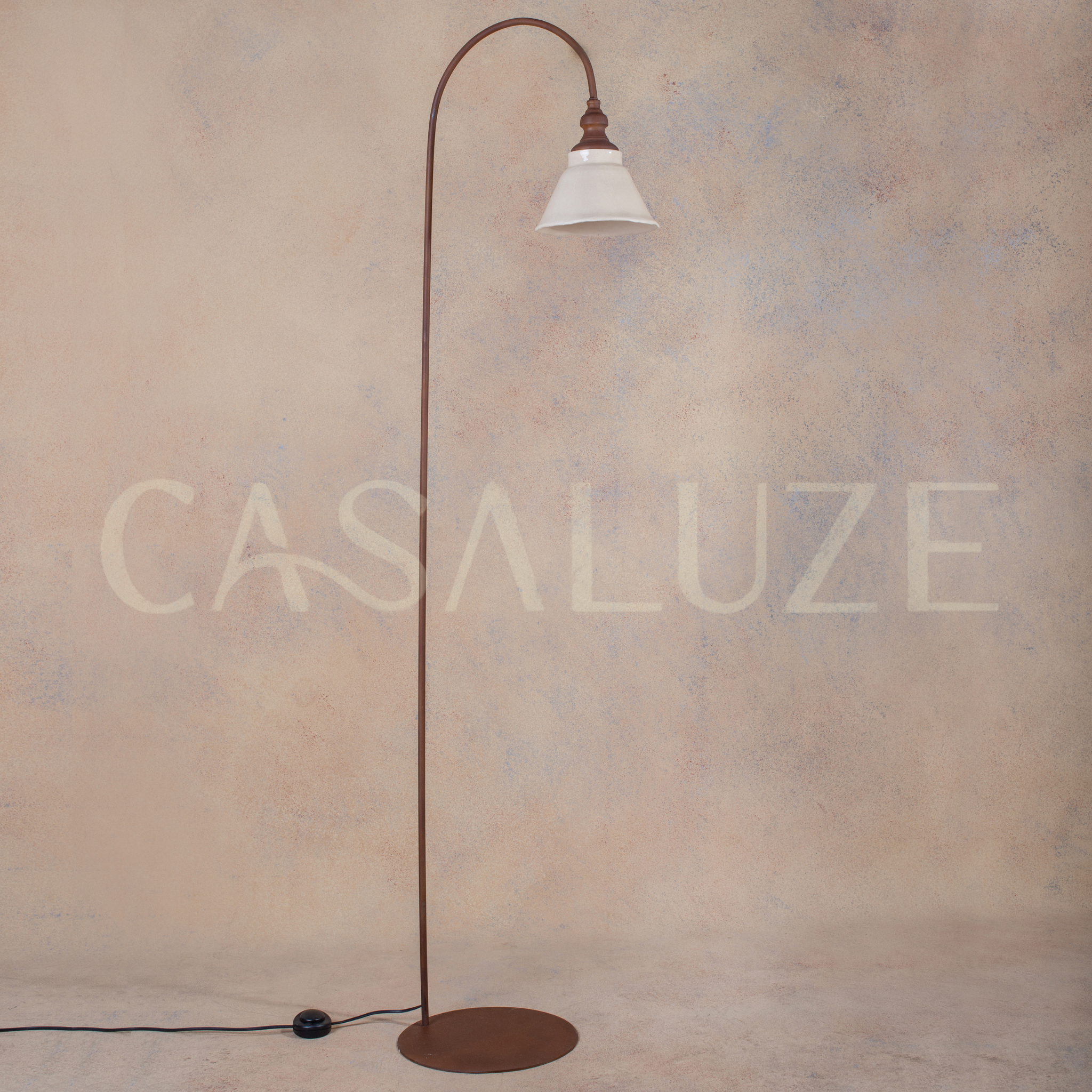 Lámpara de Pie Curva Engobe Mariana