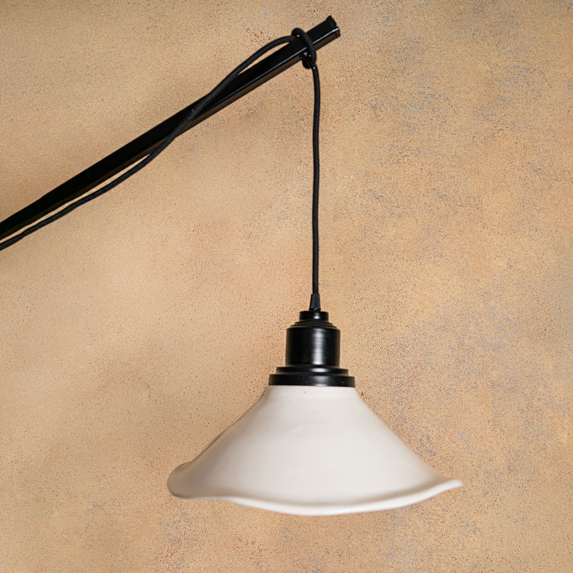 Lampara Pie Ulmo Negro Engobe China