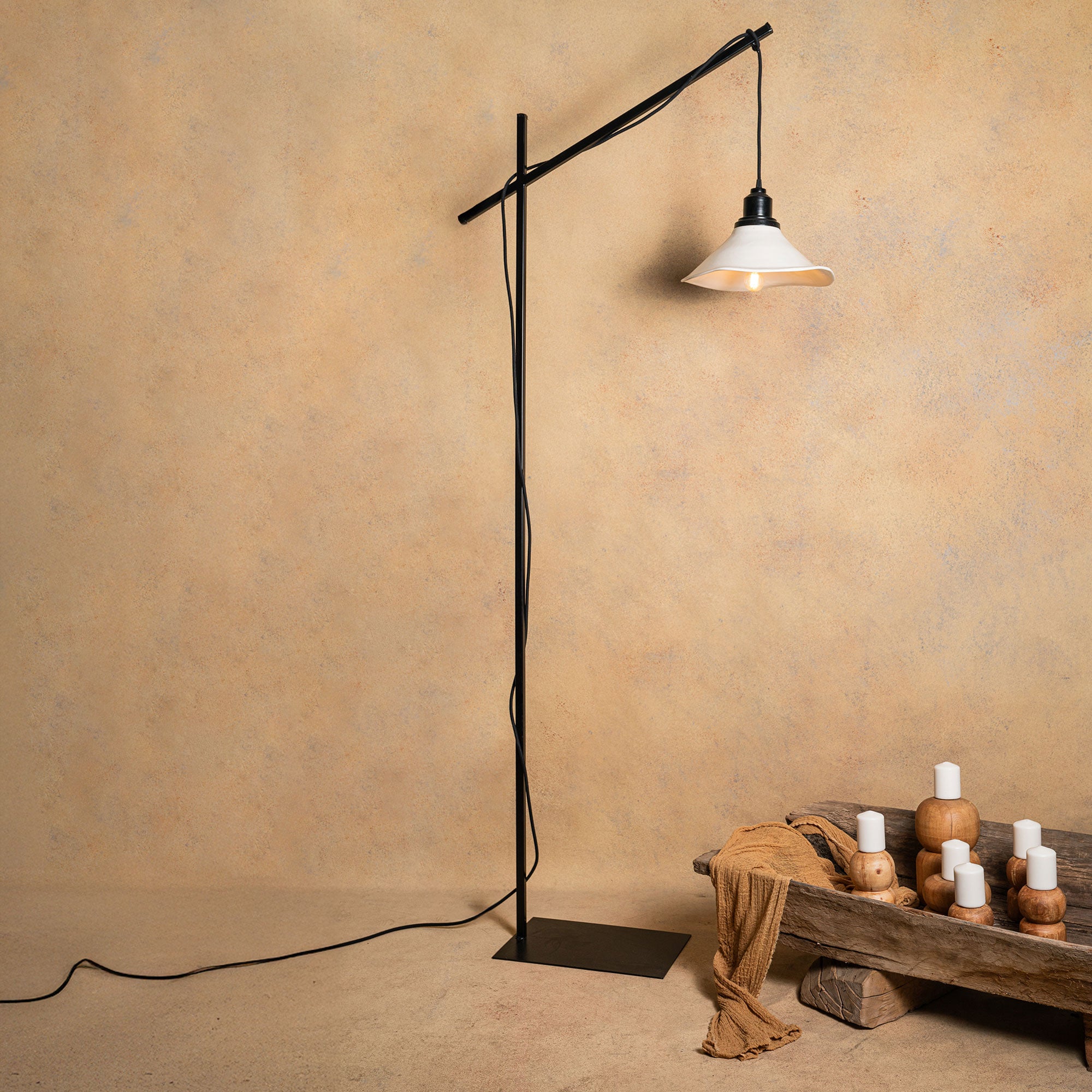 Lampara Pie Ulmo Negro Engobe China