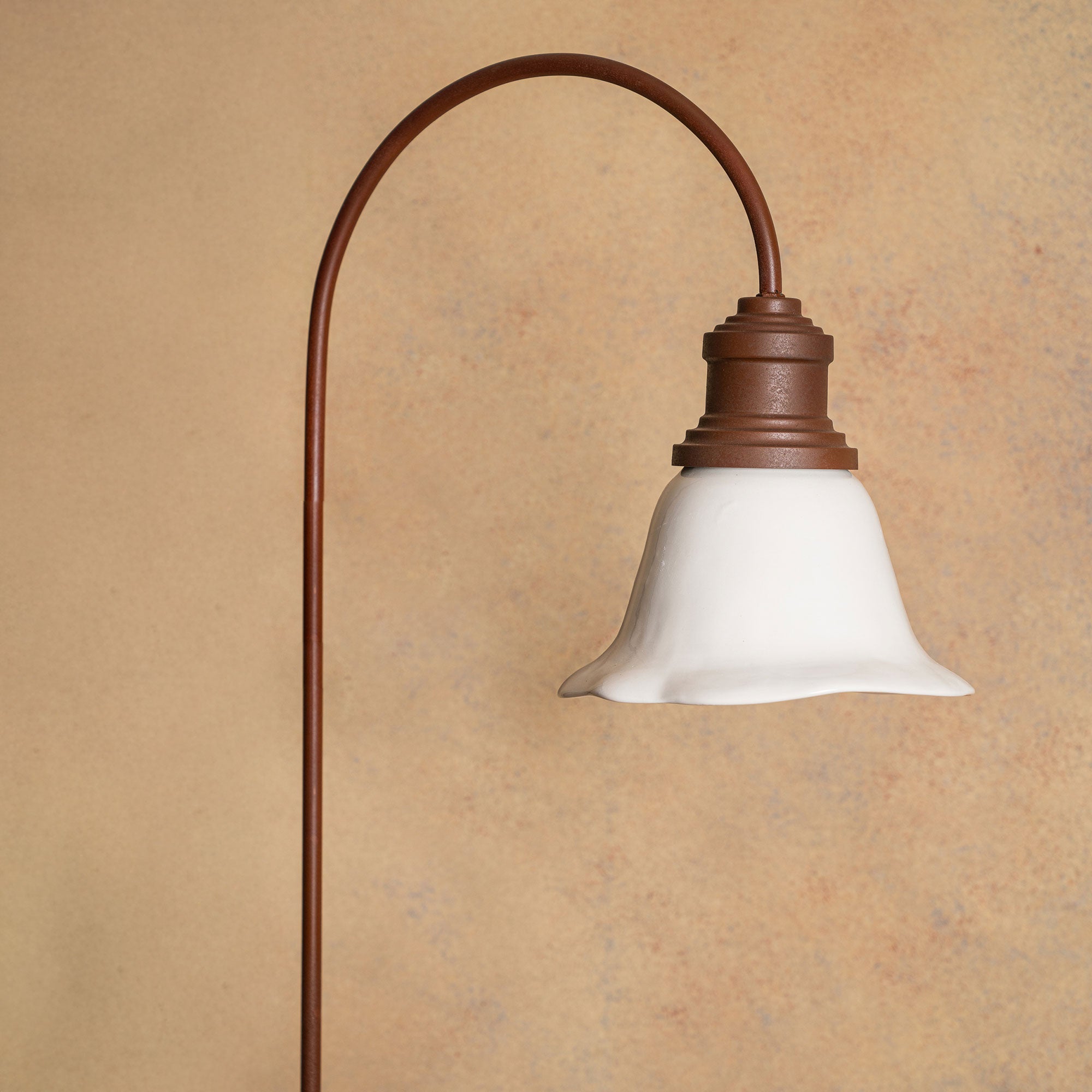 Lampara Pie Curva Óxido Engobe Tulipa M