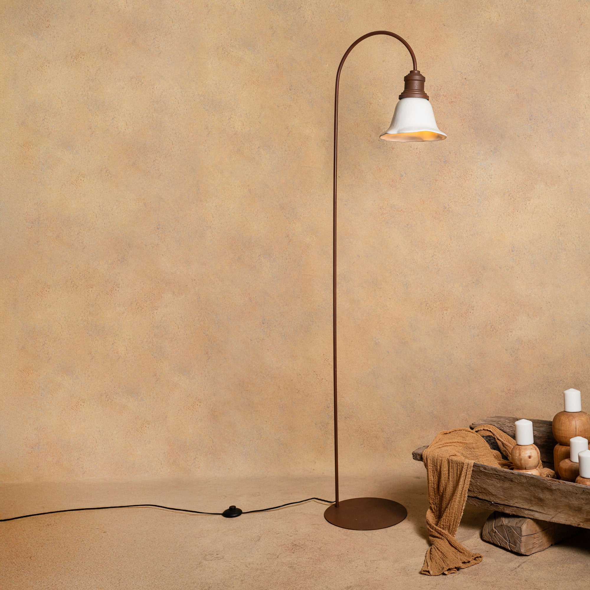 Lampara Pie Curva Óxido Engobe Tulipa M