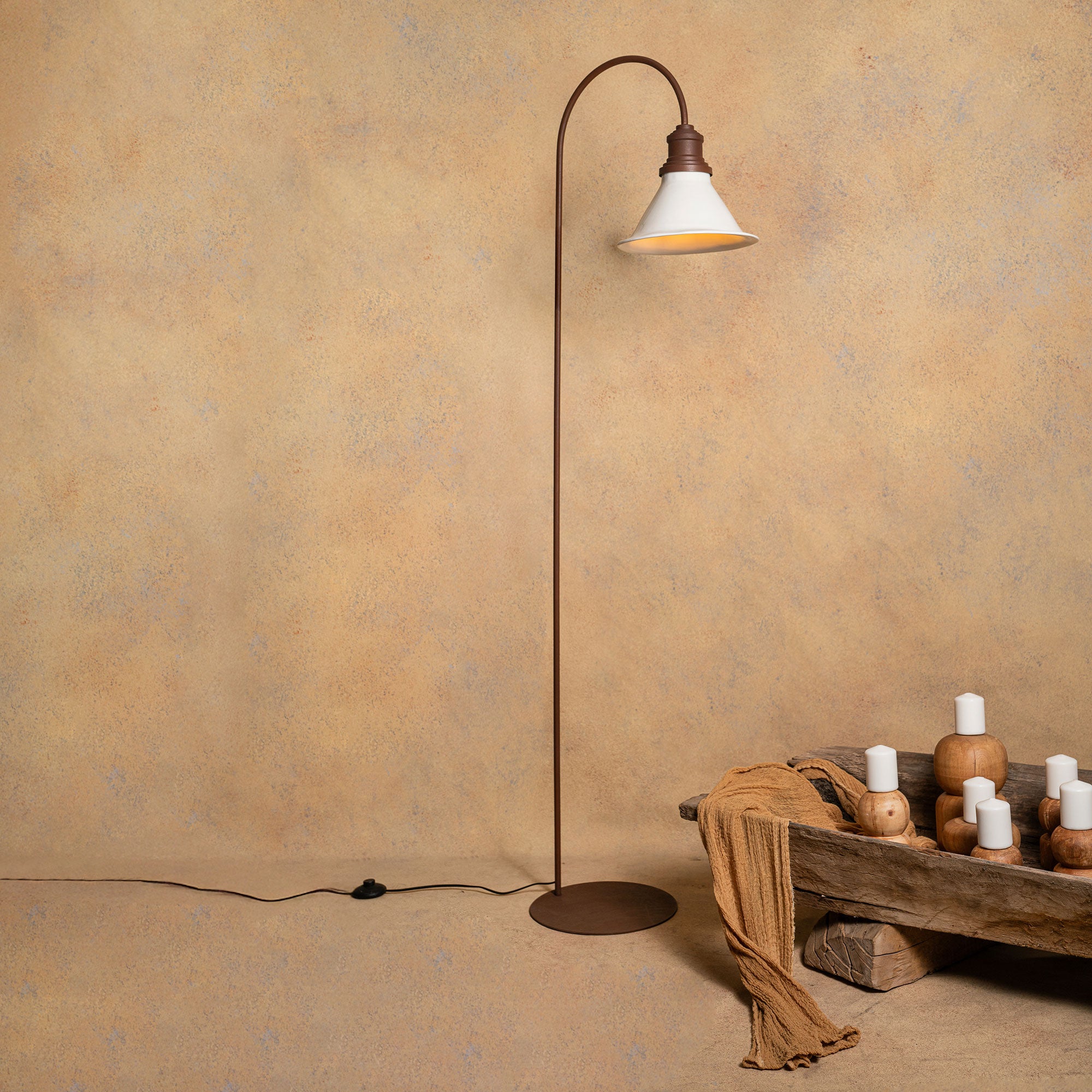 Lampara Pie Curva Óxido Engobe Tulipa M