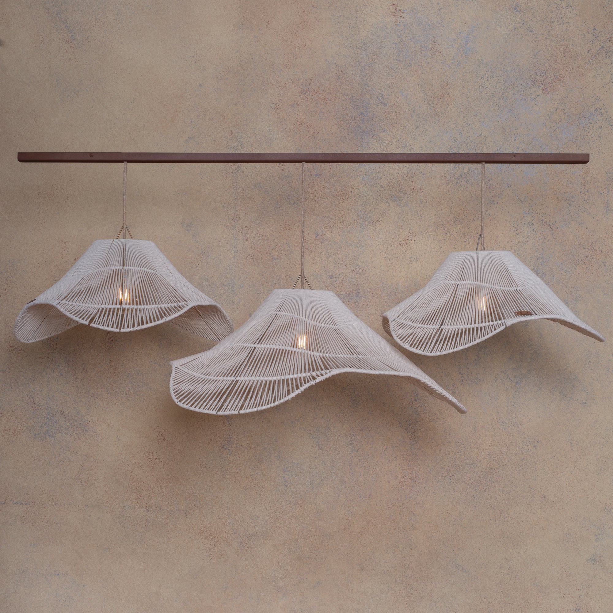 Lámpara Colgante en Barra Mantarraya Triple en Fibra Natural