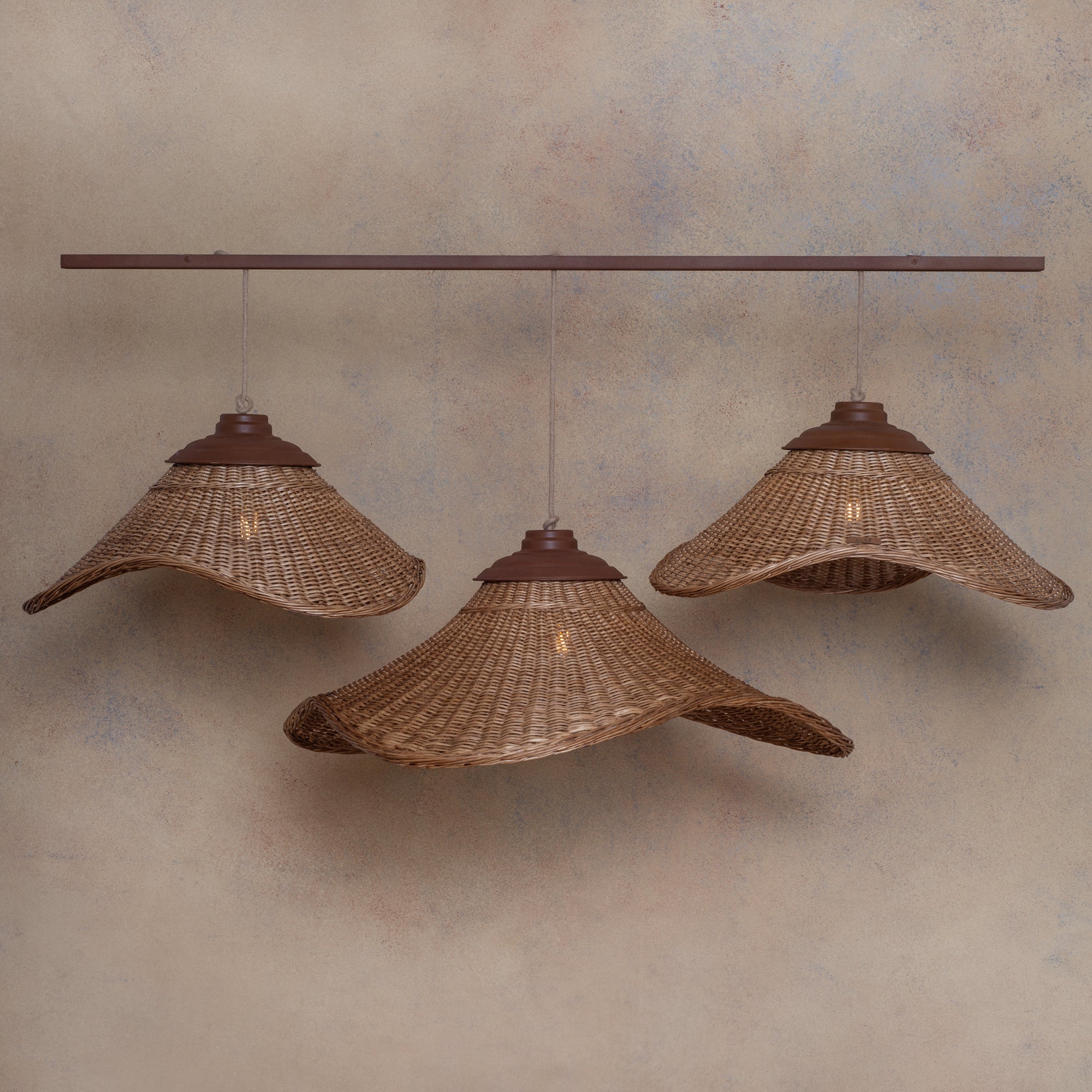 Lámpara Colgante en Barra  Mantarrayas Triple Mimbre