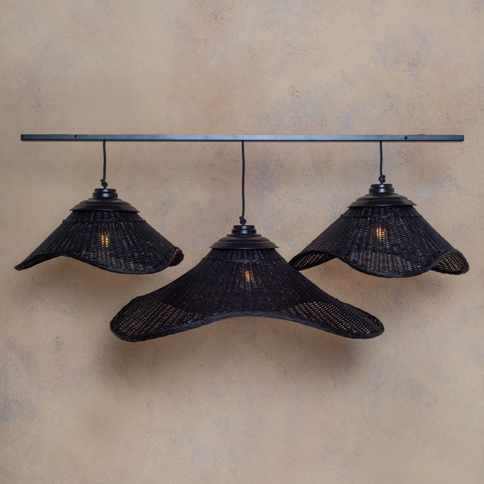 Lámpara Colgante en Barra  Mantarrayas Triple Mimbre