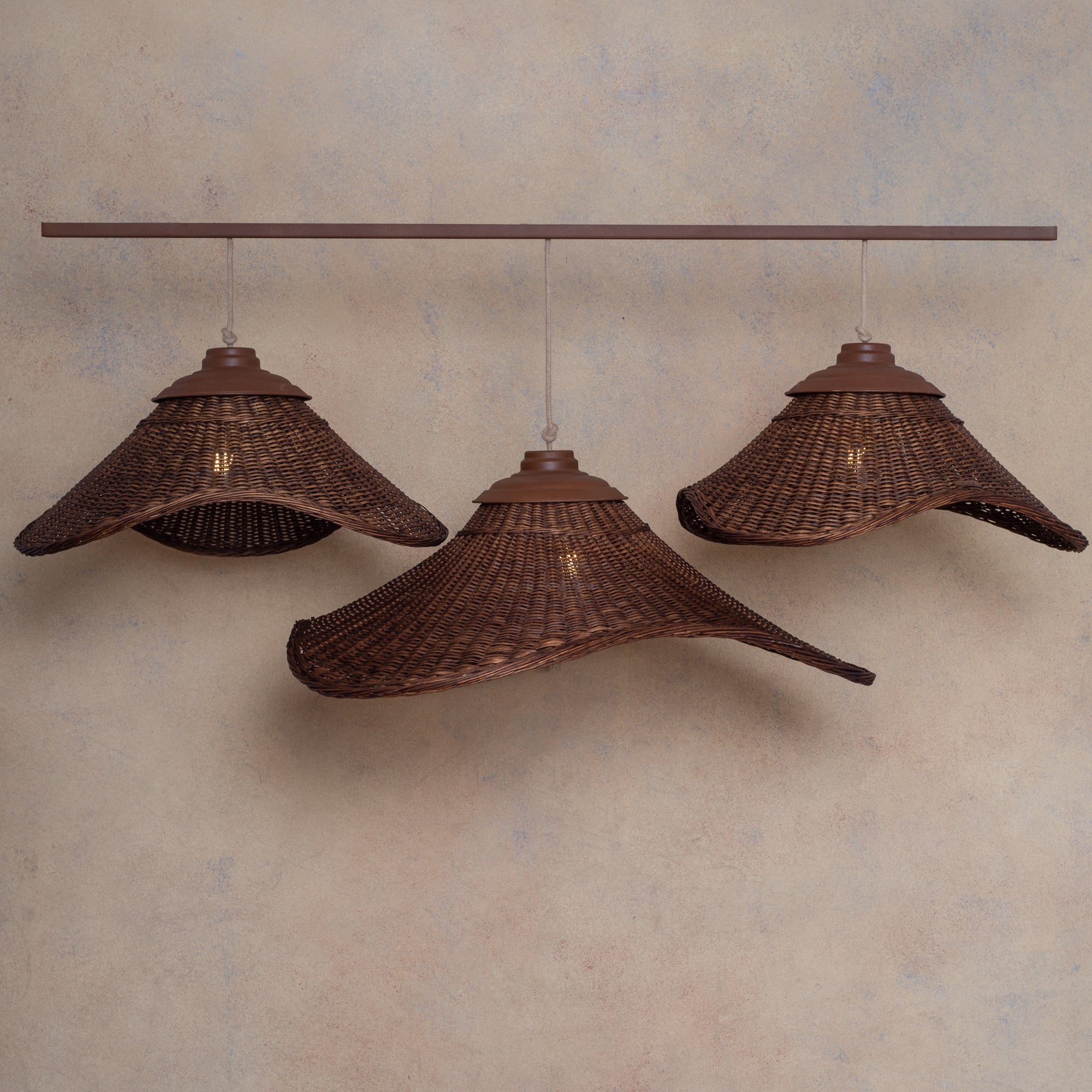 Lámpara Colgante en Barra  Mantarrayas Triple Mimbre