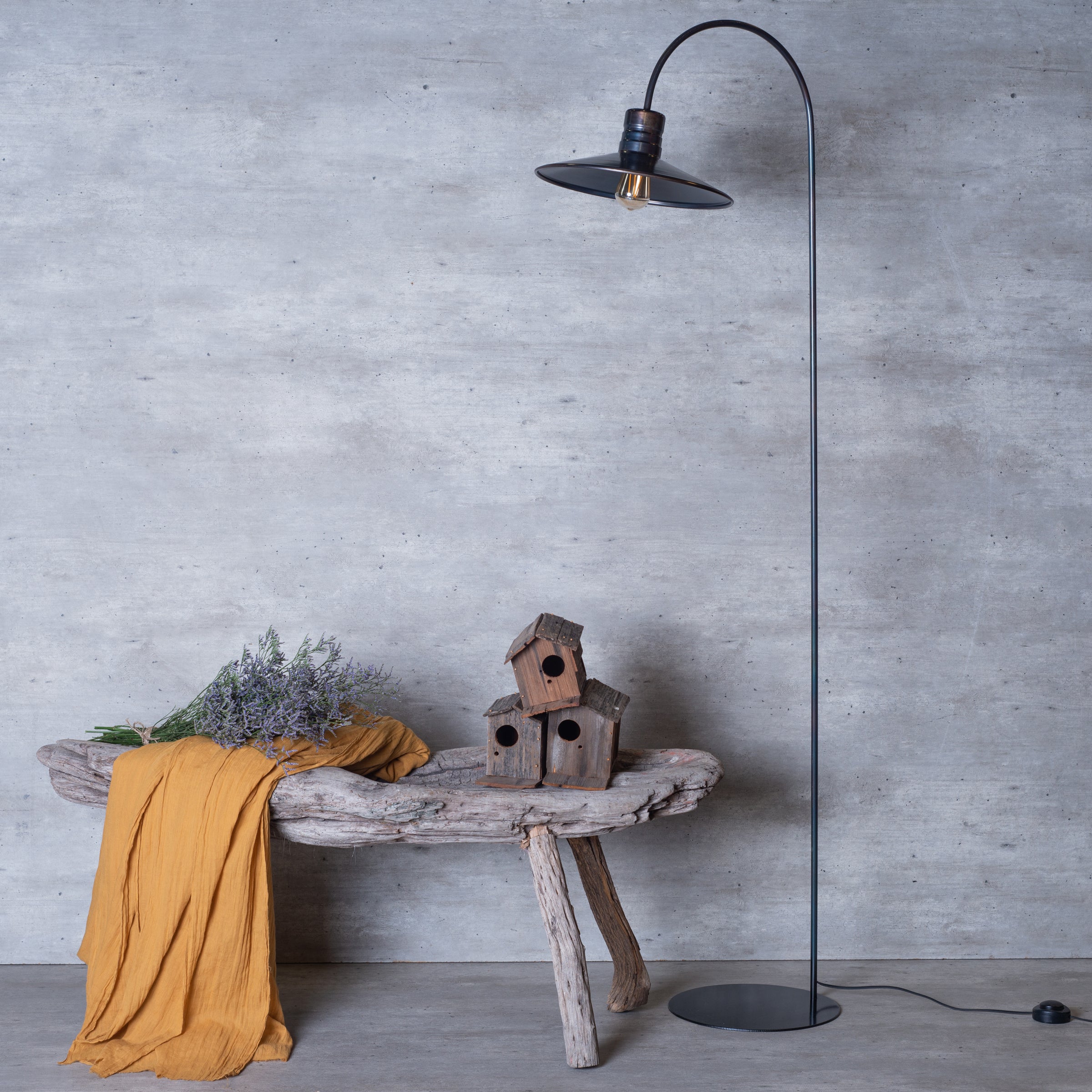 Lámpara Pie Curvo Platillo Grande Negro