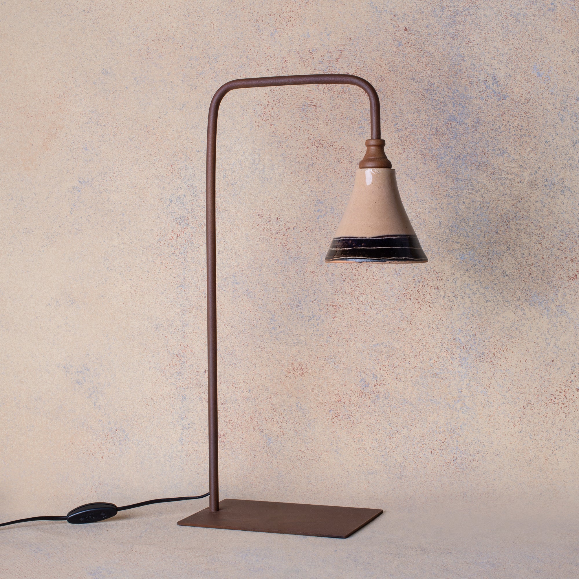 Lámpara Sobremesa Horca Óxido Volcán Engobe Negro